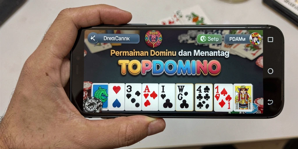 Tampilan gameplay TOPDOMINO yang seru dan mendebarkan.